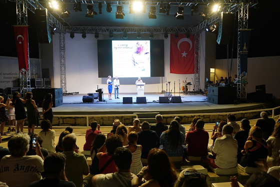   İzmir Büyükşehir Belediye Başkanı Tunç Soyer, 16. Türkiye Tiyatro Buluşması’nda sanatçı Orhan Aydın’ın depremde hayatını kaybeden kızı Eylem Şafak Aydın’a atfedilen Dayanışma Ödülü’ne layık görüldü.
