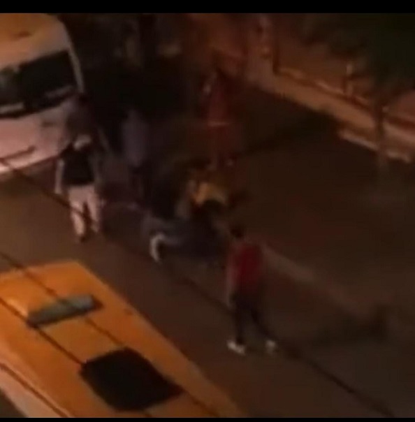 Bir marketten alışverişini tamamladıktan sonra alacaklısı tarafından kurşun yağmuruna tutulan talihsiz adam olay yerinde hayatını kaybetti.