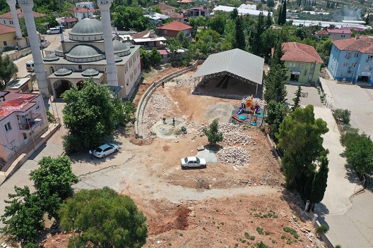 Kaş Palamut’ta meydan projesi çalışmaları devam ediyor