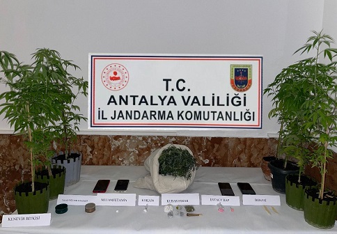 KEMER’DE 17 ŞÜPHELİ ŞAHIS SUÇÜSTÜ YAKALANDI