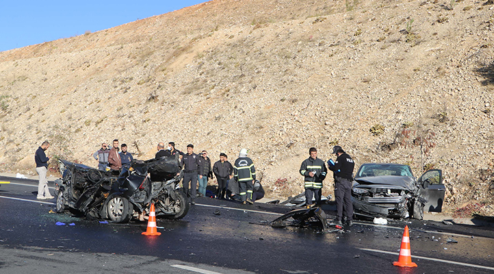 GAZİANTEP’te arıza nedeniyle yol kenarına çekilen otomobile, 2 araç çarptı. Kazada alev alan otomobilin sürücüsü hayatını kaybetti, 6 kişi yaralandı.