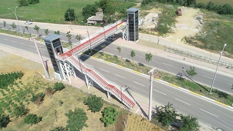  Kocaeli’nin Gebze ilçesinde üst geçidin asansöründe mahsur kalan kişi, itfaiye ekiplerince kurtarıldı.