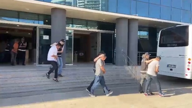Bursa’da sahte belgeyle engelli raporu çıkartan 9 kişi, polisin takibi sonucu yakalandı. 