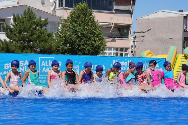    Bursa Büyükşehir Belediyesi, ‘Neşeli Havuzlar Mutlu Çocuklar’ projesi ile çocuklar sevindi.   