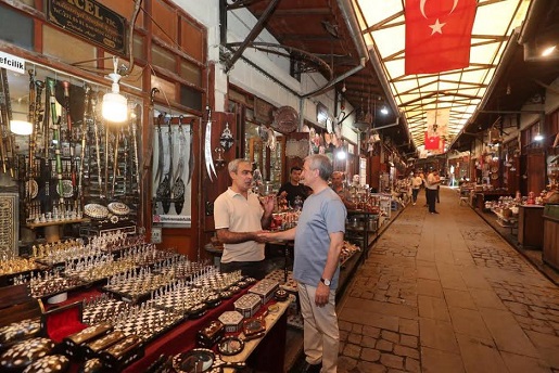  BAŞKAN TAHMAZOĞLU ESNAF VE VATANDAŞLA OMUZ OMUZA   