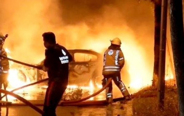BEYLİKDÜZÜ’NDE AĞACA ÇARPAN ARAÇ ALEV ALEV YANDI