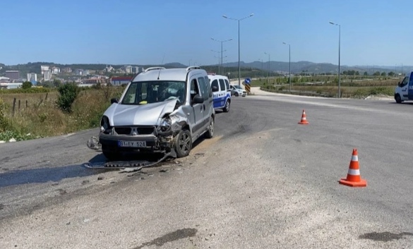 DÜZCE’DE TRAFİK KAZASI 3 KİŞİ YARALANDI