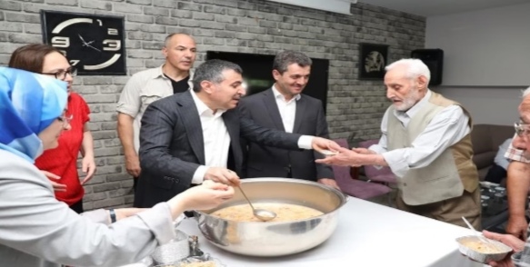 DÜZCE’DE HUZUR EVİNDE AŞURE DAĞITILDI