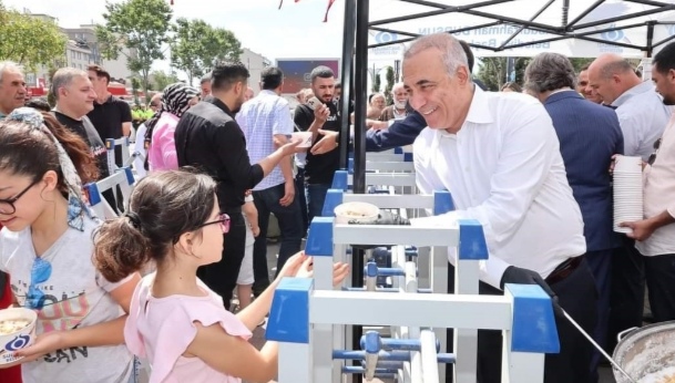 SULTANGAZİ’DE  10 BİNİN ÜZERİNDE VATANDAŞA AŞURE DAĞITILDI 