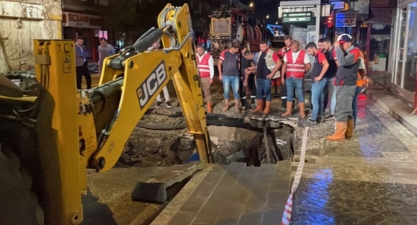  DÜZCE’DE PATLAYAN BORU CADDEYİ SULAR İÇİNDE BIRAKTI