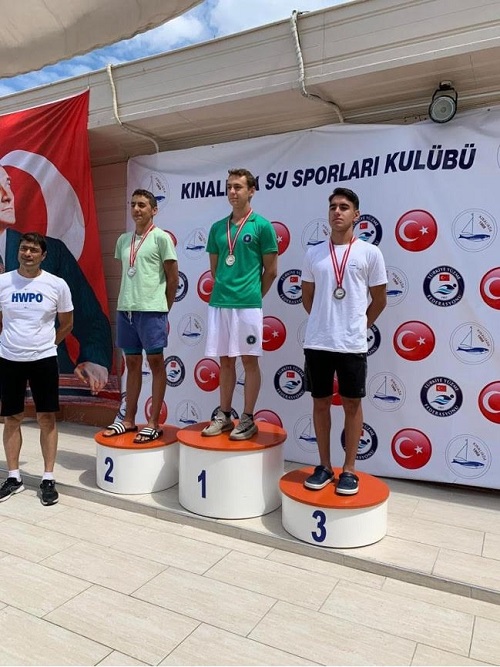 Bursa Büyükşehir Belediyespor’un yüzücü sporcusu Özgür Yonca madalyaları kazandı