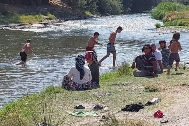Bursa’nın Orhaneli ilçesi Çöreler Mahallesi Muhtarı Turhan Argın, sıcaktan mahalle sakinleri için plaj yaptırdı.