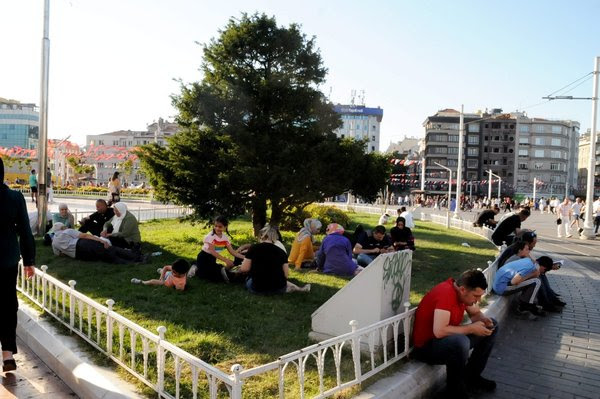 İSTANBUL’DA AŞIRI SICAK VE NEM VATANDAŞLARI BUNALTI