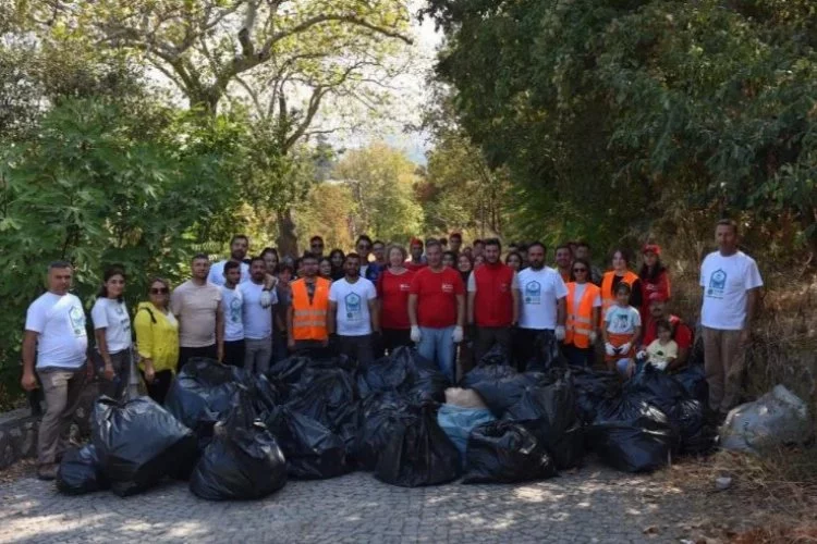 Bursa Yıldırım Belediyesi, çevreciliğe teşvik amacıyla “Dünya Temizlik Günü”de 1 ton atık çöp toplandı