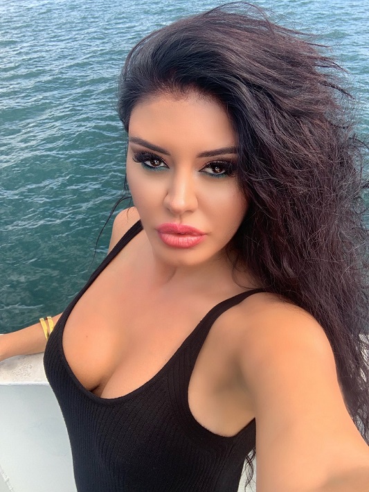 Sosyal medya hesabından yaptığı paylaşımlarla dikkat çeken şarkıcı Ebru Polat, takipçileriyle soru cevap etkinliği yaptı.