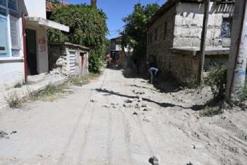 Deregümü ve Kayı’da doğalgaz nedeniyle bozulan yollarda kilit parke taşı tamirat çalışması yapılıyor