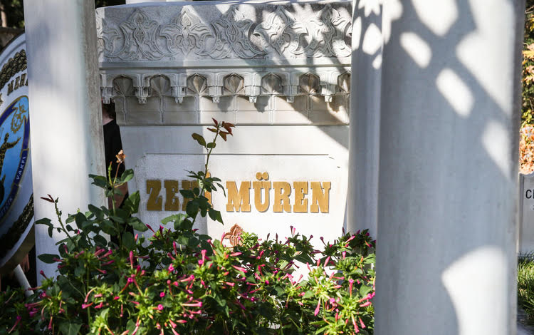 Sanat Güneşi” Zeki Müren, vefatının 27. yılında kabri başında düzenlenen  törenle anıldı.