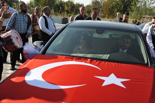 SİYASET VE SANAT DÜNYASI İŞ İNSANI KEMAL KARALAR’IN OĞLUNUN NİŞANINDA BİR ARAYA GELDİLER