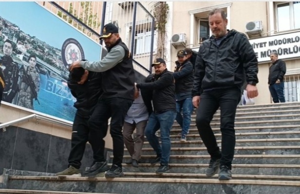 İSTANBUL’DA DOLANDIRICI ÇETESİNE BASKIN
