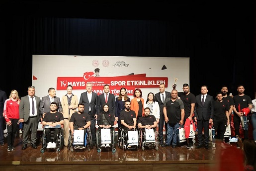 BÜYÜKŞEHİR, 19 MAYIS’A ÖZEL DÜZENLENEN TURNUVALARIN ÖDÜLLERİNİ DAĞITTI