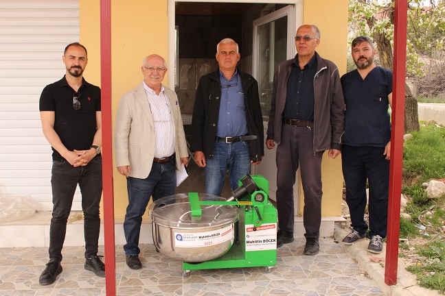    Hamur yoğurma makinesi desteği yüz güldürüyor  Büyükşehir 3 yılda 144 adet makinesi hibesi yaptı