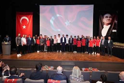 GELENEKSEL GENÇLİK KUPALARI ÖDÜLLERİ SAHİPLERİNİ BULDU   ŞAMPİYONLAR BÜYÜK GURUR YAŞATTIAY-YILDIZLI COŞKU ZİRVEYE ULAŞTI