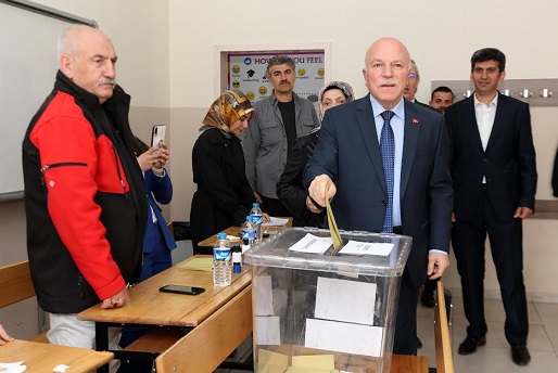  BAŞKAN SEKMEN OYUNU KULLANDI