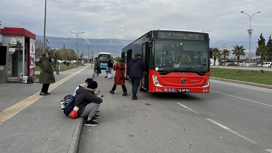 Kahramanmaraş Büyükşehir Belediyesi, Özel Halk Otobüsü esnafına da mazot desteği de dâhil olmak üzere aylık ortalama araç başı 47 bin TL destek sağlıyor.