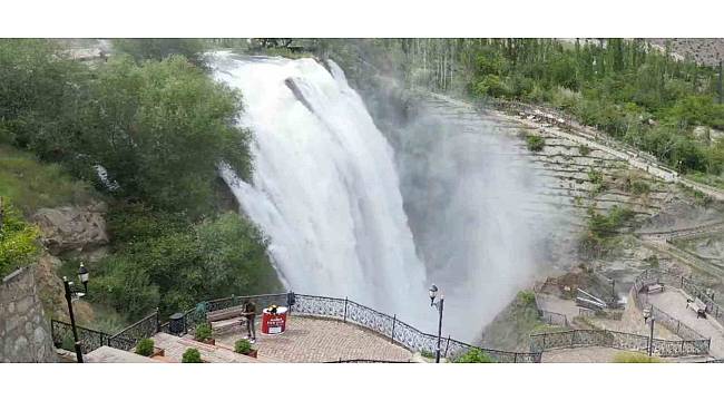  Erzurum’un Uzundere ilçesindeki Tortum Şelalesi, kar sularının erimesiyle birlikte coştu.   