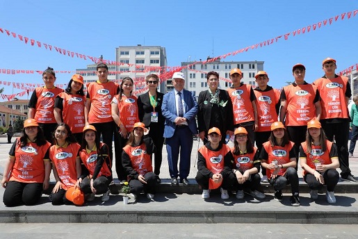  ÇEVRE HAFTASI KUTLAMA ETKNİLİĞİNDE “ATEŞ OCAĞI” İLGİ ODAĞI OLDU BAŞKAN DEMİRTAŞ BİZ DOĞANIN VE ÇEVRENİN SAHİBİ DEĞİL BİR PARÇASIYIZ İLKADIM BELEDİYESİ STANDINA ÖĞRENCİLER YOĞUN İLGİ GÖSTERDİ