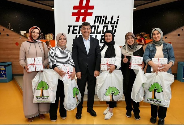 ANNELERE ÖZEL, ANNELER GÜNÜ PROGRAMI DÜZENLENDİ BAŞKAN FADILOĞLU, DERECEYE GİREN ANNELERİ ÖDÜLLENDİRDİ