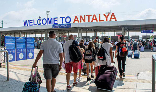 ANTALYA HAVA YOLUYLA GELEN TURİST SAYISINDA 4 MİLYONU GEÇTİ