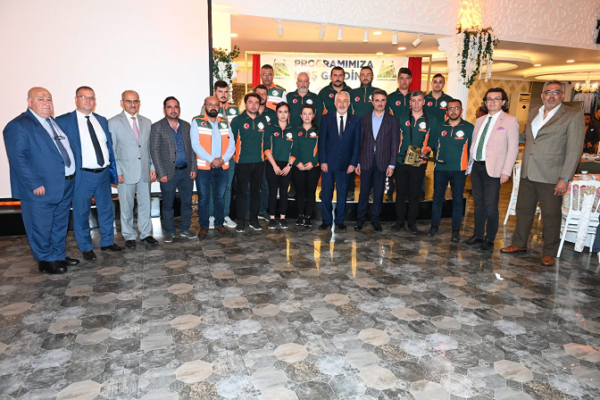Deprem bölgesinde çalışan gönüllülerle bir araya geldiler