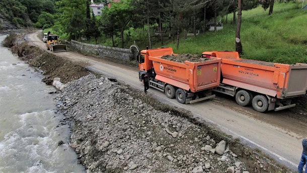  Samsun Büyükşehir Belediyesi tarafından sel nedeniyle meydana gelen heyelanlardan hasar gören yollarla ilgili çalışmalar aralıksız sürüyor.
