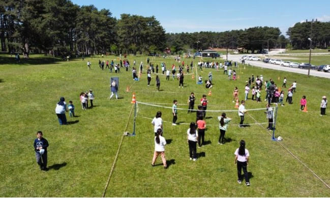 Bursa’nın meşhur Koca Yayla piknik alanında karnelerini alan öğrencilere piknik sevinci yaşatıldı.