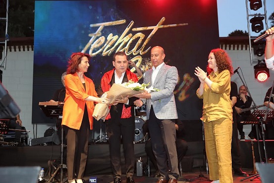 FERHAT GÖÇER ŞARKILARIYLA GAZİ ŞEHİRLİLERE UNUTULMAZ BİR GÜN YAŞATTI   