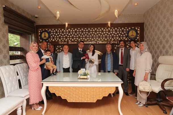 BAŞKAN MEHMET TAHMAZOĞLU’NDAN NİKÂHI KIYILAN ÇİFTLERE SÜRPRİZ