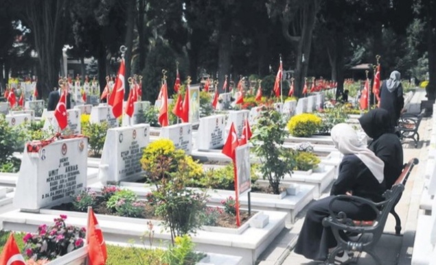 ŞEHİTLİKTE HÜZÜNLÜ ANNELER GÜNÜ