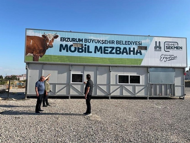 Erzurum Büyükşehir Belediyesi, Adıyaman’da depremzedeler için kurban satış ve kesim hizmeti sunuyor.