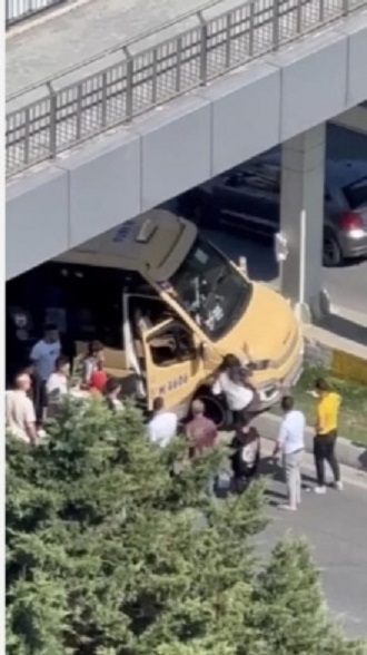 EYÜPSULTAN’DA DOLMUŞ ŞÖFÖRÜ SEVGİLİSİNE KIZIP DİREKSİYONU KIRDI