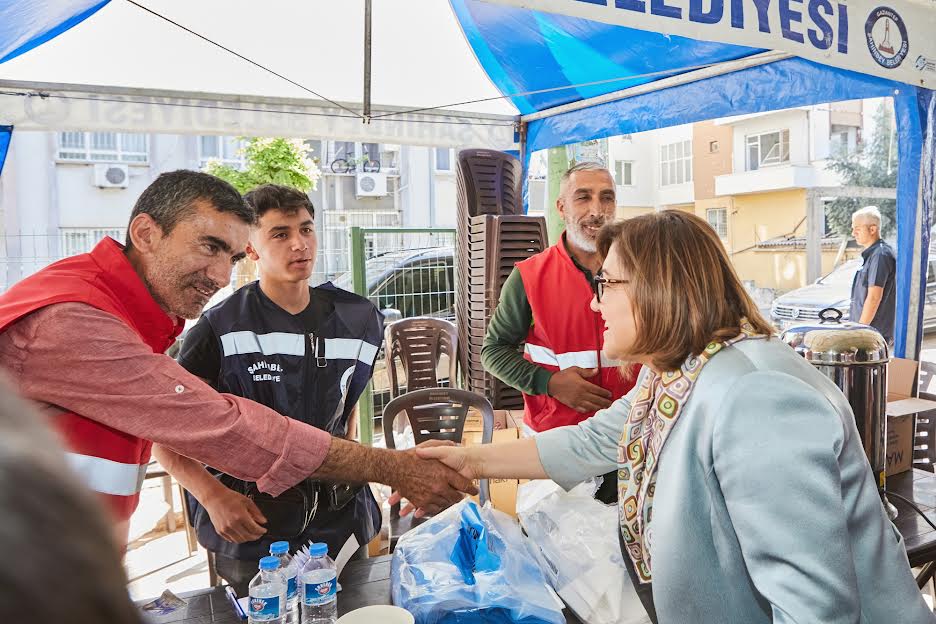  BAŞKAN ŞAHİN, KURBAN KESİM ALANLARINDAKİ GAZİ ŞEHİRLİLERLE BAYRAMLAŞTI   
