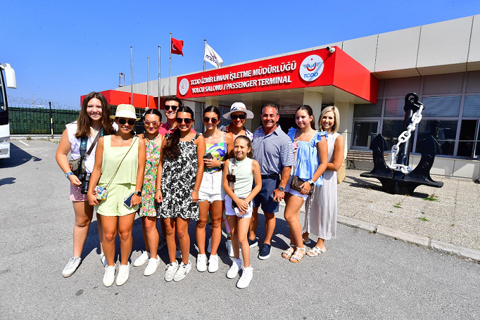 Bu yılın 10’uncu kruvaziyer gemisi de İzmir’e yanaştı