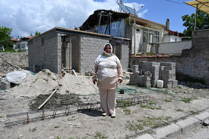 Isparta Belediyesi, evi yanan Mercan ailesini yalnız bırakmadı   Mercan ailesine yeni bir ev inşa ediliyor   