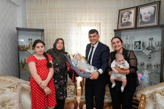          BAŞKAN FADILOĞLU, İKİZ BEBEKLERE “MERHABA” DEDİ   FADILOĞLU, BEBEK SEVİNCİ YAŞAYAN 2 AİLEYİ ZİYARET ETTİ