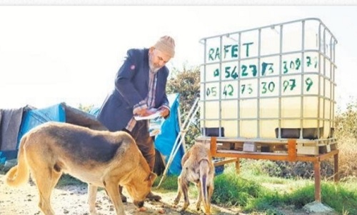 SOKAK HAYVANLARININ RAFET DEDESİ VAR 