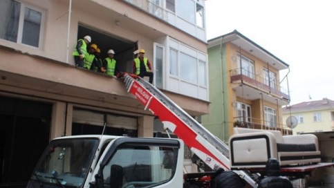  DÜZCE’DE AĞIR HASARLI BİNALAR YIKILMAYA BAŞLADI