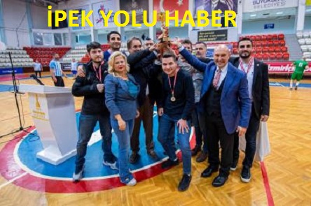 Basın Ligi’nin dostluk maçında başlama vuruşu Başkan Soyer’den