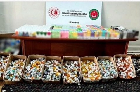 SİRKECİ’DE KAÇAK SİGARA SATABN DEPOYA BASKIN