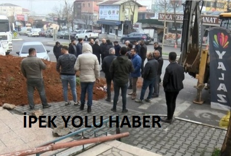BAĞCILARDA KİRACISINI ÇIKARAMAYAN DÜKKAN SAHİBİ DÜKKANIN ÖNÜNE TOPRAK DOLDURDU