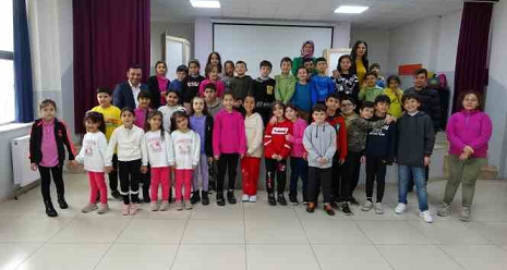 Isparta’da görev yapan sağlık çalışanları tarafından başlatılan kampanya çerçevesinde depremzede öğrencilere bin okul çantası verildi.